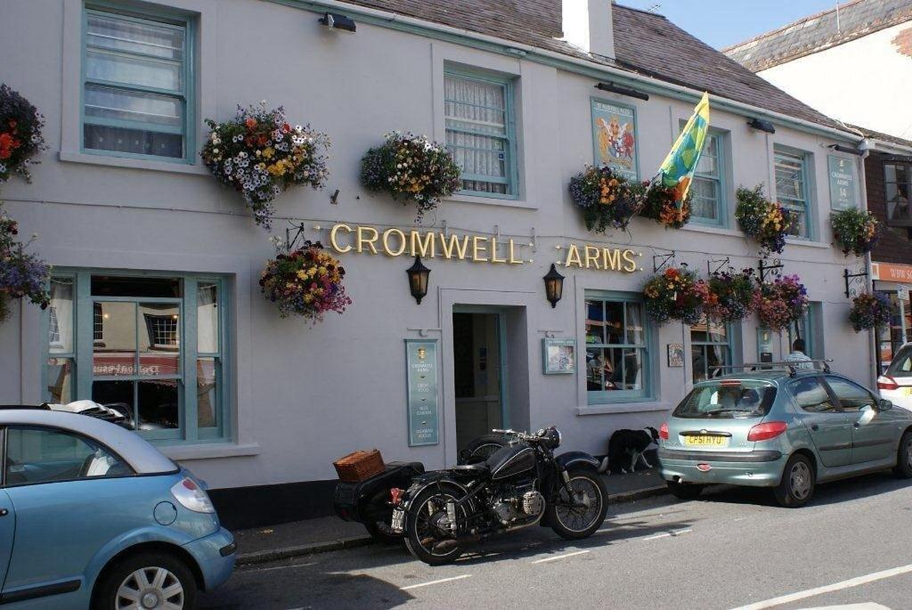 The Cromwell Arms Inn ボベイ・トレーシー エクステリア 写真